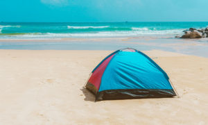 Dicas para acampar na praia: o que levar? o que comer? é perigoso?