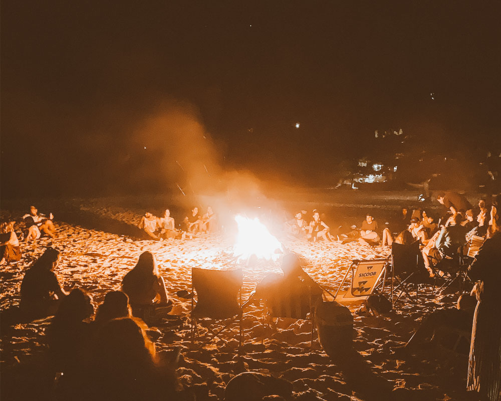 dicas para acampar na praia fogueira