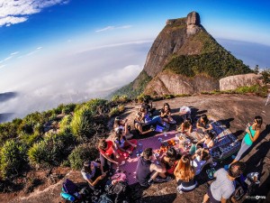grupo reunido para aula de Yoga na Pedra Bonita