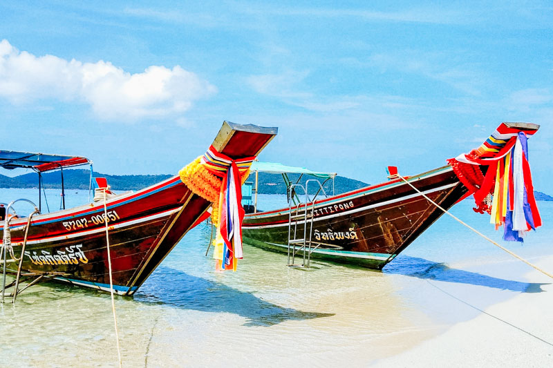 Os passeios com o "long tail", famoso barquinho tailandês, são encontrados nas principais ilhas da Tailândia