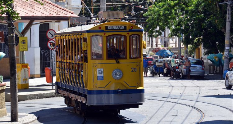 Bondinho de Santa Teresa circulando pelo Largo dos Guimarães