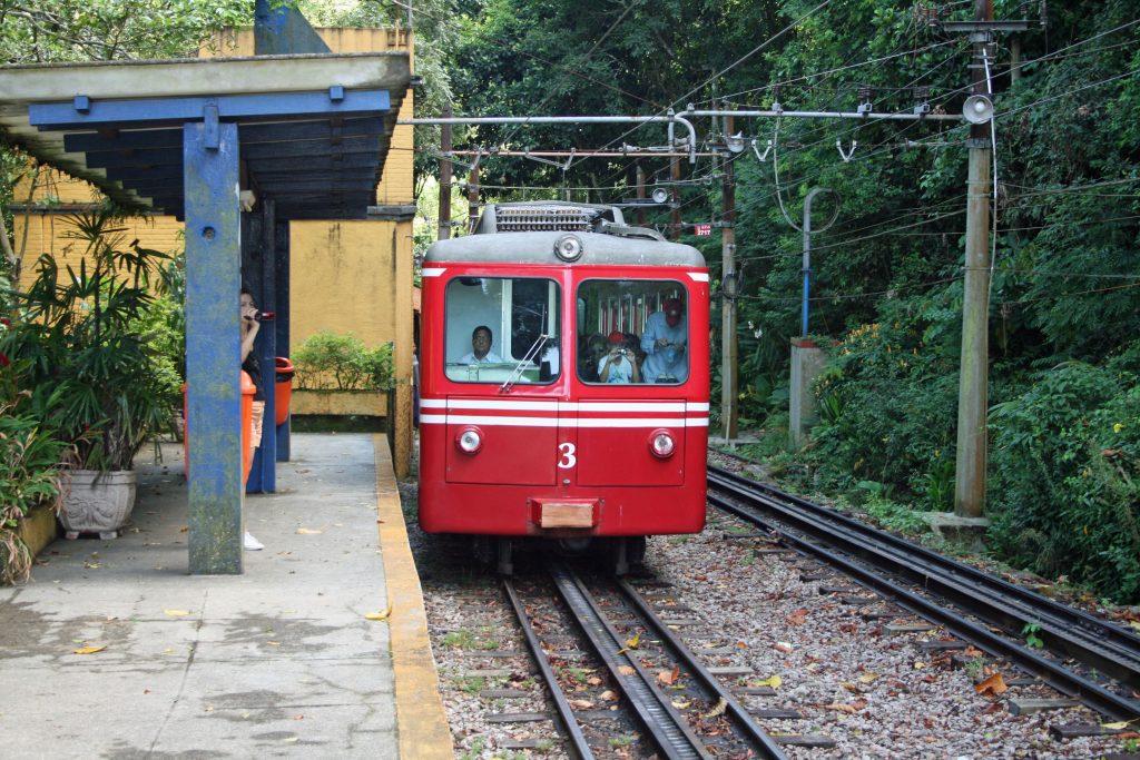 Trem do corcovado parado na estação paineiras no rio de janeiro