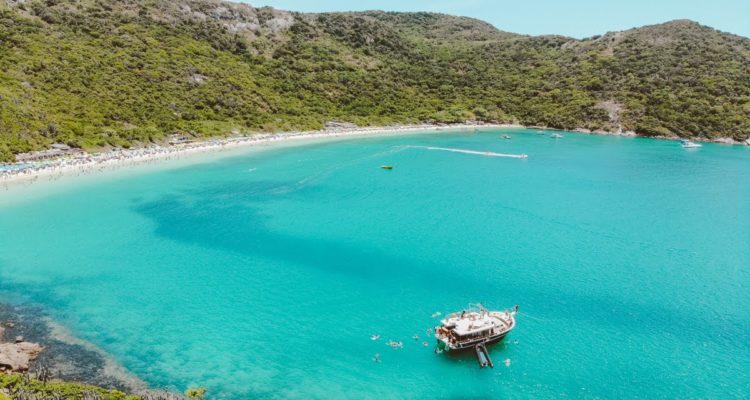 Barco em Arraial do Cabo visto do alto