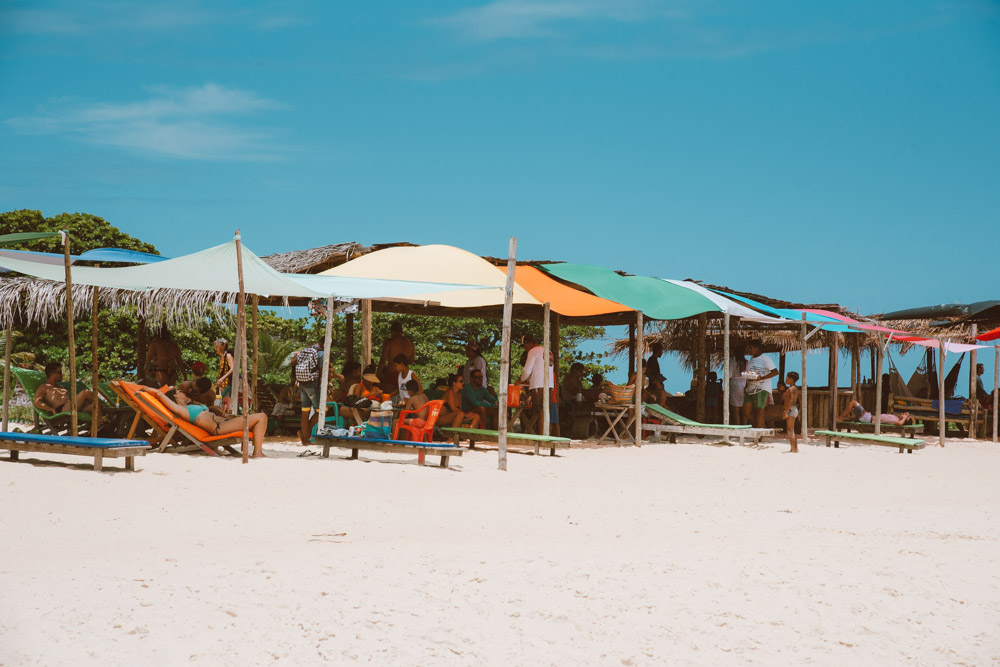 Tendas na Praia da Ponta de Corumbau, na Bahia